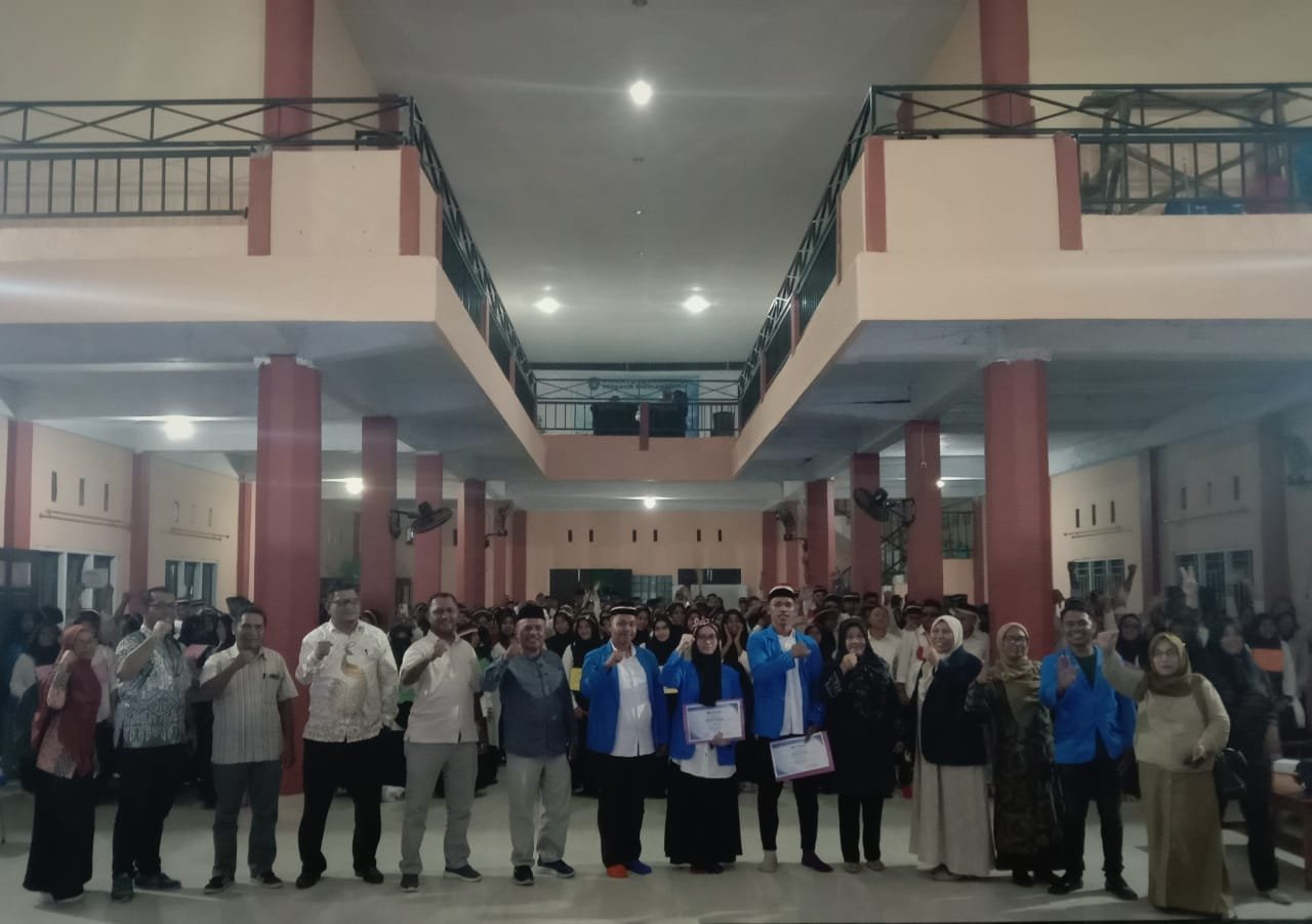 Penyematan Jas Almamater kepada Mahasiswa Baru