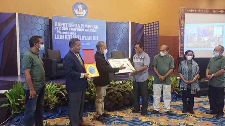 Universitas Iqra Buru Juara Umum LLDIKTI XII Award 2022
